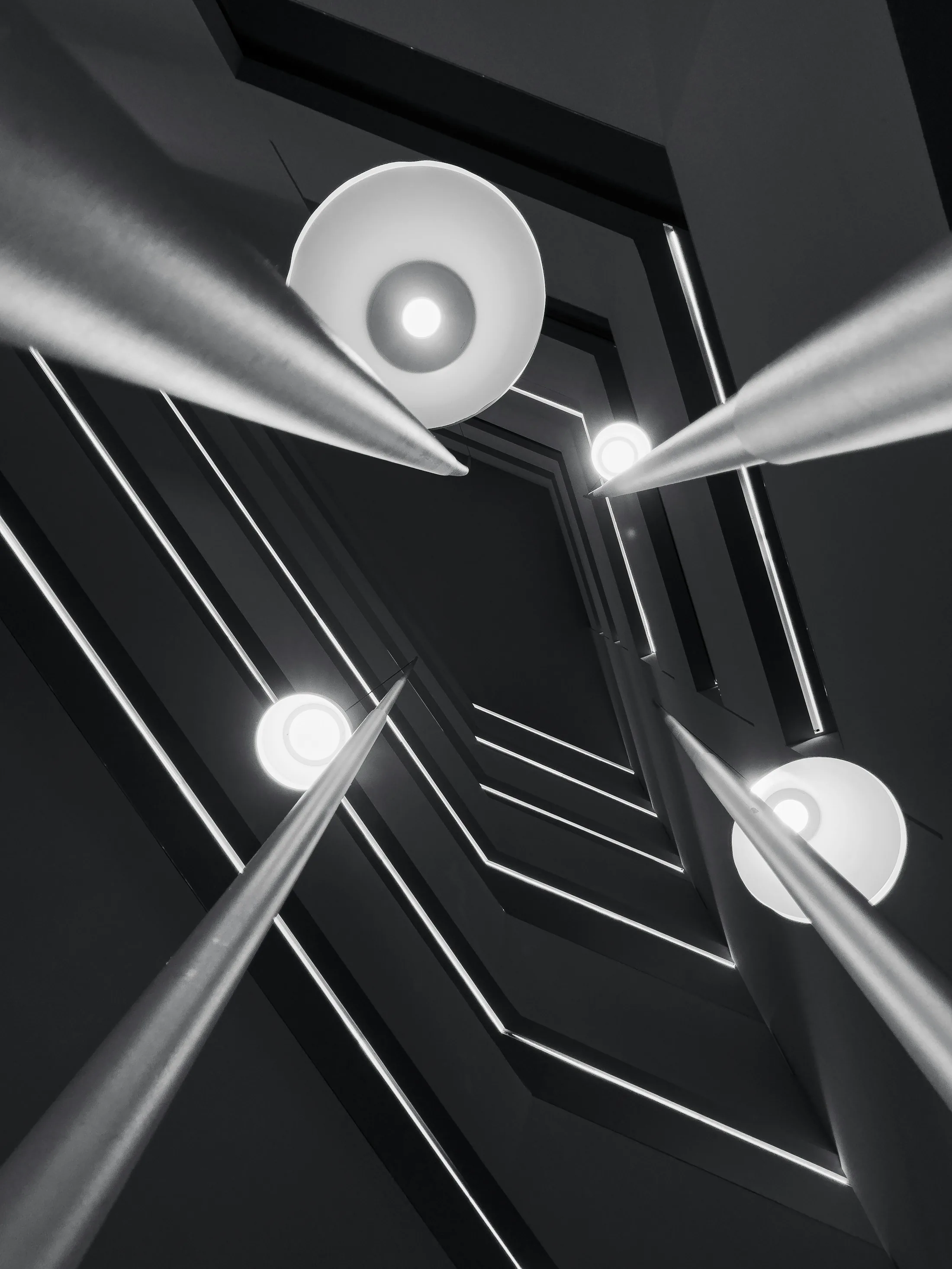 Detalhe arquitetónico de um átrio hoteleiro com iluminação geométrica